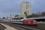 Re 460 038-3 fährt Richtung Bahnhof Muttenz.