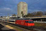 Re 460 110-0 fährt Richtung Bahnhof SBB.