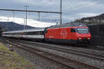 Re 460 048-2 durchfährt den Bahnhof Gelterkinden.