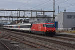 Re 460 072-2 durchfährt den Bahnhof Rupperswil.