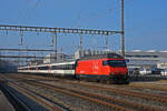 Re 460 035-9 durchfährt den Bahnhof Rupperswil.