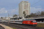 Re 460 078-9 fährt Richtung Bahnhof Muttenz.