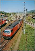 Die SBB Re 460 wurden als Universallok geplant und gebaut und anfangs auch als solche eingesetzt: Die SBB Re 460 116-7 und eine weitere verlassen mit einem langen Güterzug den Bahnhof Weil am Rhein in Richtung Schweiz. 

ein Analogbild vom Herbst 2003