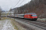 Re 460 000-3 fährt Richtung Bahnhof Tecknau.