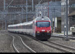 SBB - 460 108-4 an der Spitze eines IR bei der durchfahrt im Bhf.