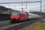 Re 460 087-0 durchfährt den Bahnhof Gelterkinden.