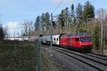 Kurz vor dem Ende des Doppelspurabschnitts bei Berg (TG) schiebt eine unerkannt gebliebene Re 460 die Wagen des IR 75 / 2119, Luzern - Konstanz, dem vorletzten Halt, Kreuzlingen entgegen (19.02.2022)