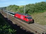 Die Re 460 099-5 in Haltenhof. Der Zug war am 26.6.04 in Richtung Luzern unterwegs.