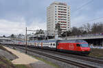 Re 460 087-0 fährt Richtung Bahnhof Muttenz.