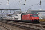 Re 460 066-4 durchfährt den Bahnhof Rupperswil.