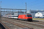 Re 460 048-2 durchfährt den Bahnhof Rupperswil.