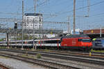 Re 460 024-3 durchfährt den Bahnhof Pratteln.