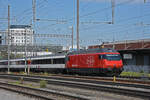 Re 460 044-1 durchfährt den Bahnhof Pratteln.