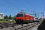 Re 460 102-7 durchfährt den Bahnhof Pratteln.