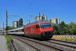 Re 460 068-0 fährt Richtung Bahnhof Frenkendorf.