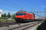 Re 460 111-8 durchfährt den Bahnhof Pratteln.