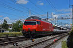 Re 460 102-7 durchfährt den Bahnhof Pratteln.