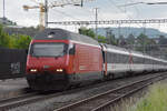 Re 460 043-3 durchfährt den Bahnhof Gelterkinden.