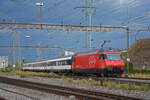 Re 460 105-0 durchfährt den Bahnhof Pratteln.