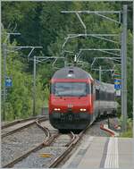 Ein SBB Re 460 auf der Fahrt mit ihrem IR 90 von Brig nach Genève Aéroport erreicht Burier, das ohne Halt durchfahren wird.