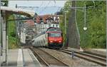 Eine SBB Re 460 zieht bei Burier ihren IR90 von Genève Aéroport nach Brig unterwegs in Richtung Montreux.