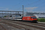 Re 460 054-0 durchfährt den Bahnhof Rupperswil.