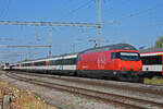 Re 460 015-1 durchfährt den Bahnhof Rheinfelden ein.