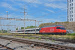 Re 460 065-6 durchfährt am 28.07.2022 den Bahnhof Pratteln.