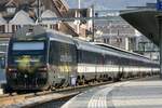 Die Re 460 072  Locarno Film Festival  am Zugschluss des IC 61 nach Interlaken Ost am 30.10.22 bei der Abfahrt im Bahnhof Spiez.