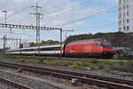 Re 460 083-9 durchfährt am 03.10.2022 den Bahnhof Pratteln.