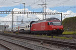 Re 460 017-7 durchfährt am 09.06.2022 den Bahnhof Pratteln.