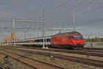 Re 460 025-0 durchfährt am 02.11.2022 den Bahnhof Pratteln.