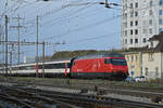 Re 460 079-7 durchfährt am 22.12.2022 den Bahnhof Pratteln.