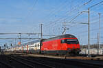 Re 460 086-2 durchfährt am 02.01.2023 den Bahnhof Muttenz.