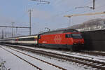 Re 460 094-6 durchfährt am 12.12.2022 den Bahnhof Gelterkinden.