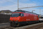 Re 460 101-9 wartet am 13.03.2023 beim Bahnhof Gelterkinden.