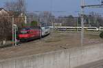 Kurz vor dem ersten Halt in Kreuzlingen fährt Re 460 099-5 mit dem IR 2124, Konstanz - Luzern, am 04.03.2023 an der Abstellanlage der DB vorbei