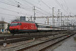 Re 460 103-5 durchfährt am 22.02.2023 den Bahnhof Pratteln.