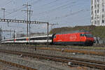 Re 460 092-0 durchfährt am 23.02.2023 den Bahnhof Pratteln.