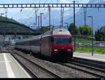 SBB - 460 005-2 mit Zug bei der einfahrt im Bh.