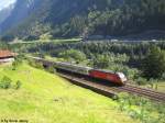 Re 460 104-3 ''Toggenburg'' zieht den EC 175 ''Cisalpino Cinque Terre'' nach Chiasso - Livorno zwischen Gurtnellen und Wassen sdwrts.