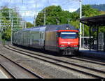 SBB - 460 013-6 mit Zug bei der einfahrt im Bhf.