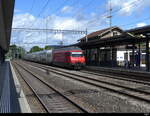 SBB - 460 113-4 mit Zug bei der Durchfahrt im Bhf.