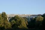 Eine unbekannte Re 460 am Zusatzmodul des IR15 nach Luzern am 26.9.23 auf dem Grandfey-Viadukt.