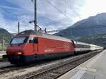 Die Re 460 111  Kempt  mit dem 4 Wagen Zusatzmodul vom IC 806, das nach dem abkuppeln und rangieren am 16.10.23 auf dem Abstellgleis im Bahnhof Brig abgestellt wurde.