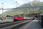 Gibt es einen schöneren Ort als Brig im schweizerischen Wallis, um Elektroloks zu fotografieren? Hier steht die Re 460 040 der SBB bereit mit einem IC8 zur Fahrt durch den