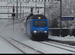 SBB - 460 011 vor IC bei der durchfahrt im Bhf.