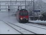 SBB - 460 059 vor IC bei der durchfahrt im Bhf.