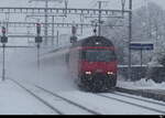 SBB - 460 088 vor IC bei der durchfahrt im Bhf.