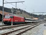 Die Re 460 045  Rigi  mit dem Extrazug fürs Jugendskilager am 2.1.24 im Bahnhof Zweisimmen.